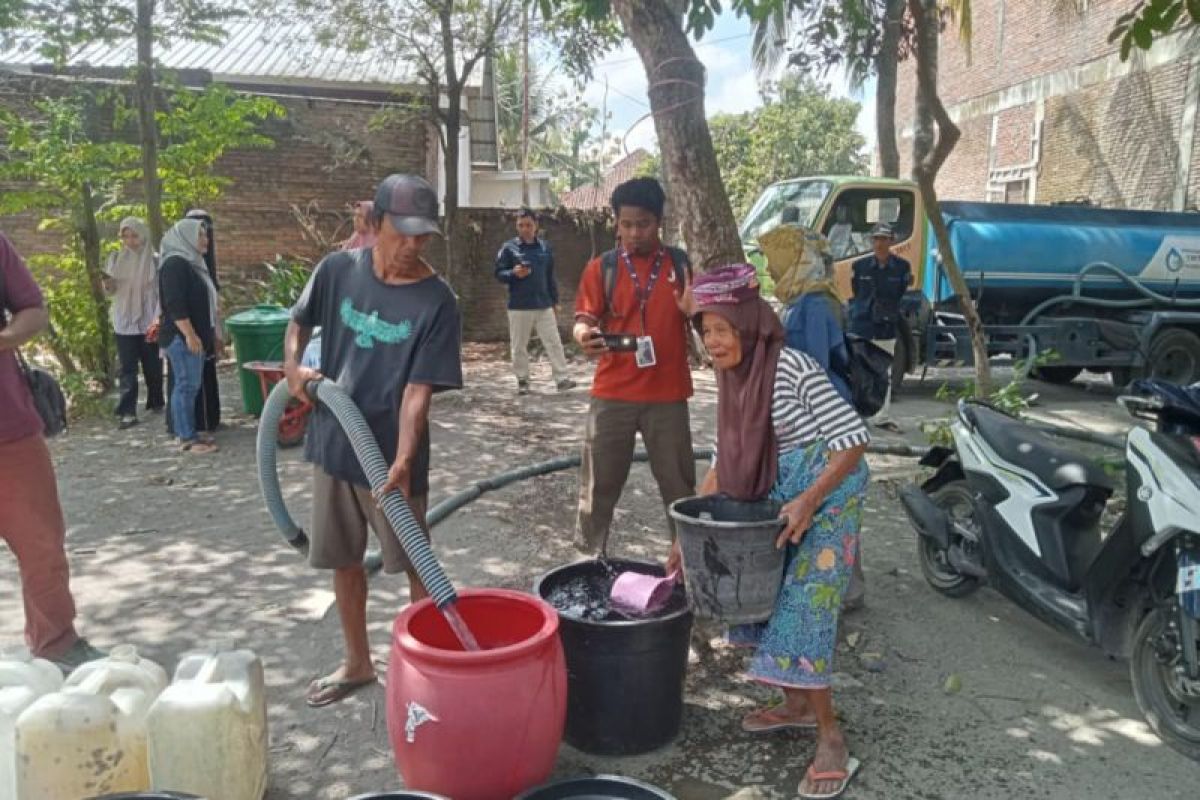 PDAM Lombok Tengah menyalurkan air bersih ke warga terdampak kemarau