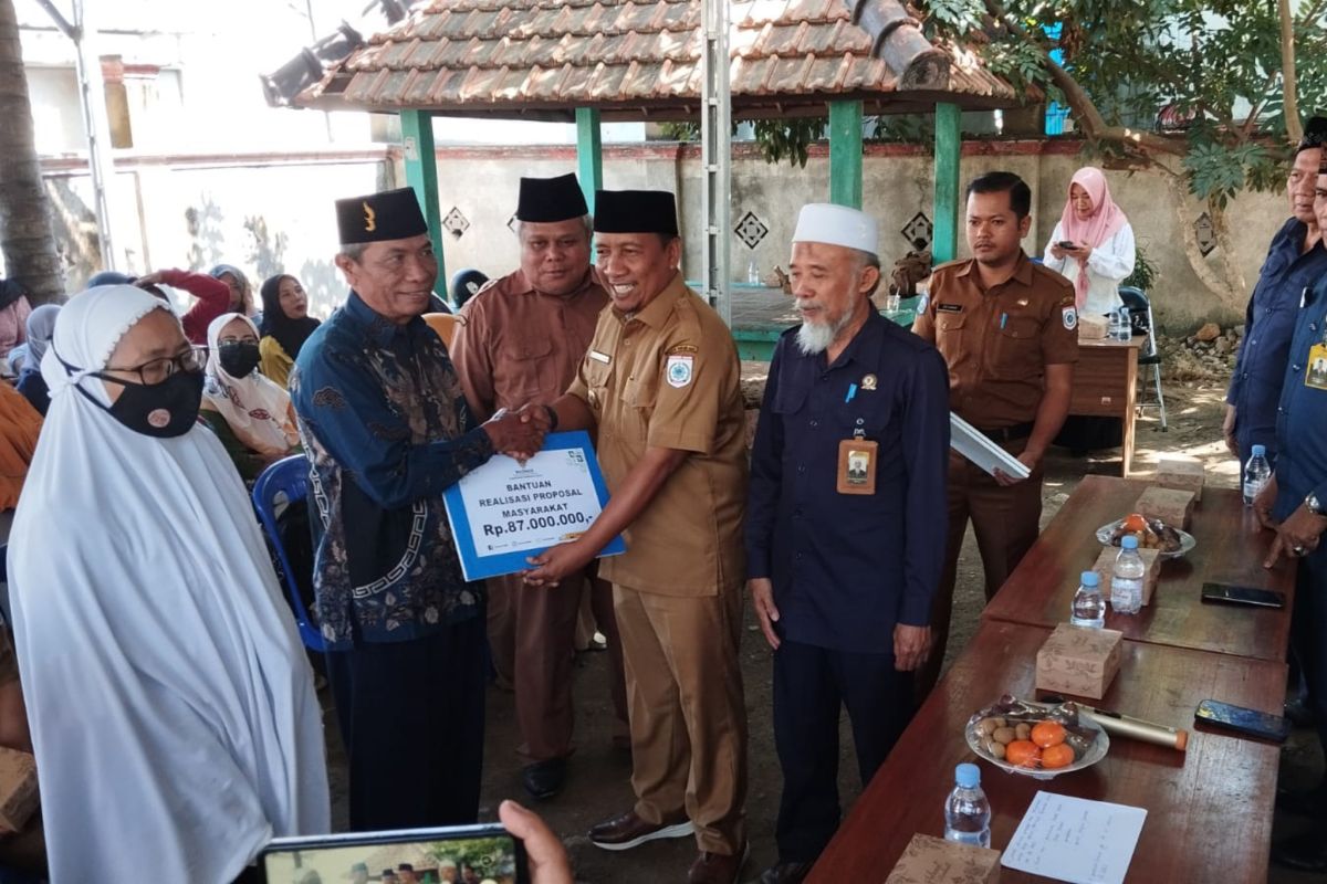 Baznas Sumbawa Barat menyalurkan bantuan modal ke warga dan UMKM