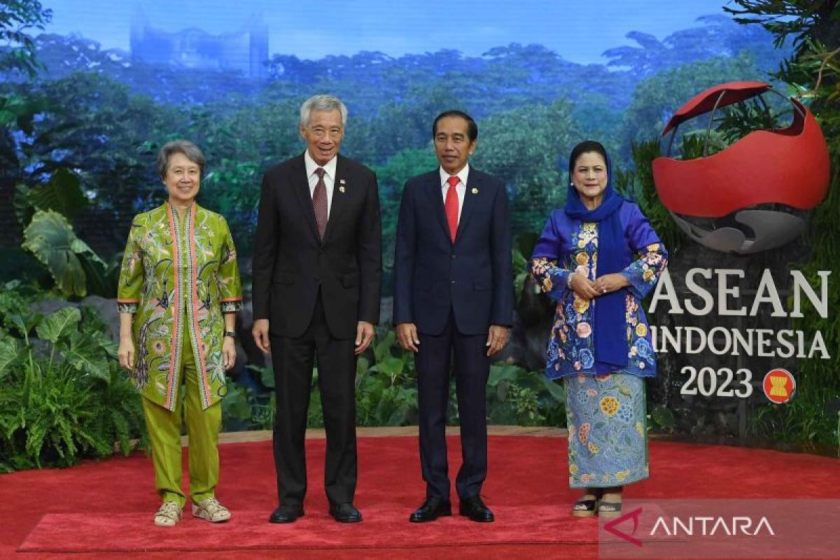 President Jokowi welcomes delegates of 43rd ASEAN Summit in Jakarta