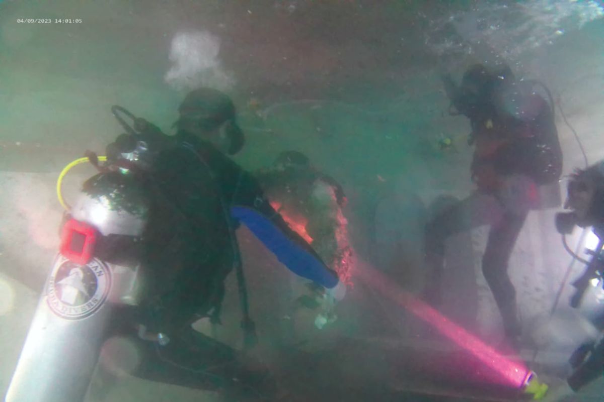 Jenazah korban  kapal tenggelam LCT Bahana Putera ditemukan