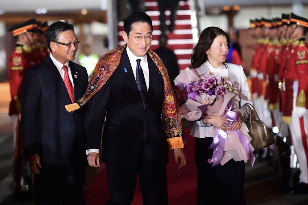 Perdana Menteri Jepang tiba di Indonesia hadiri KTT ASEAN