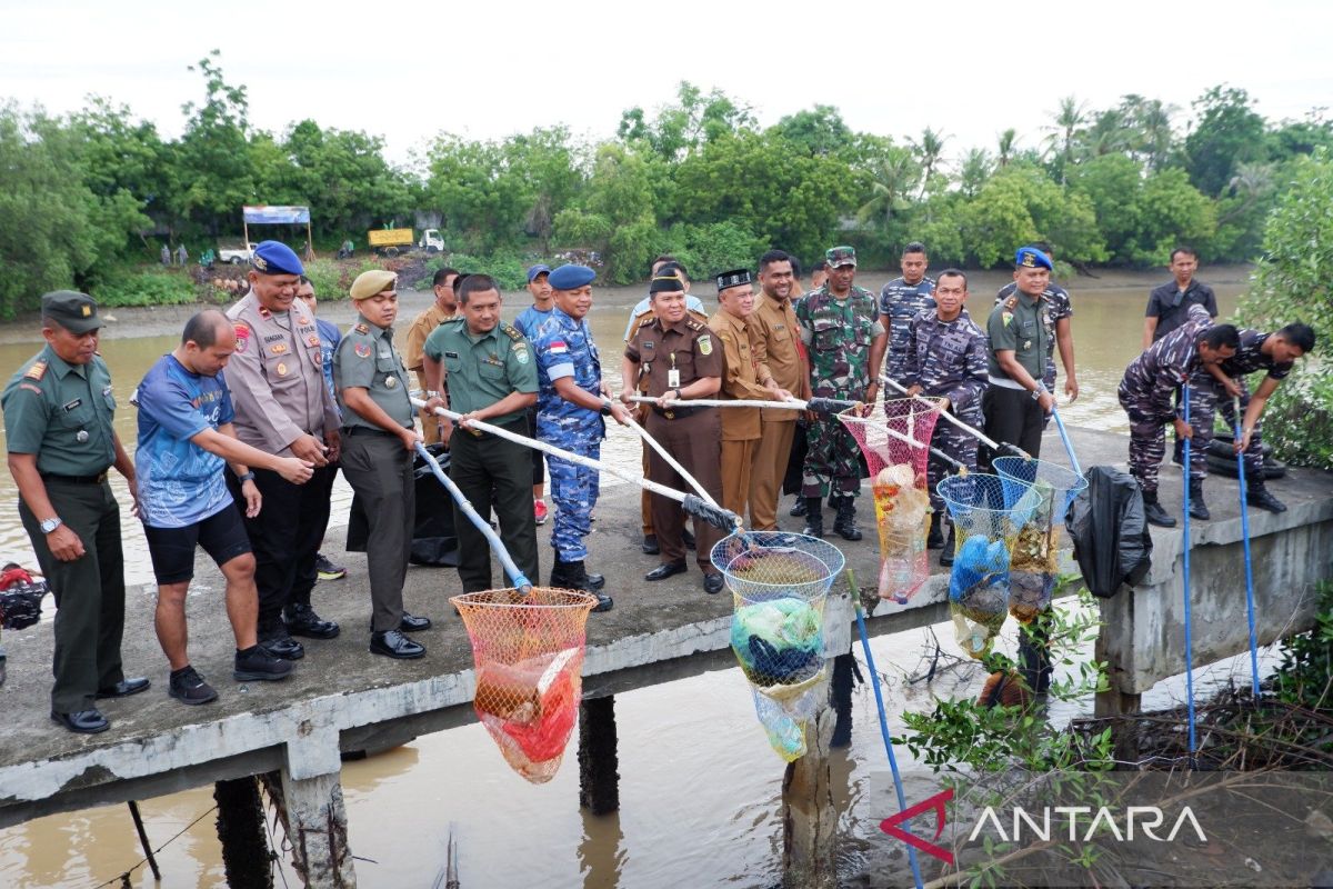 TNI Angkatan Laut lakukan program kali bersih nasional di Lhokseumawe