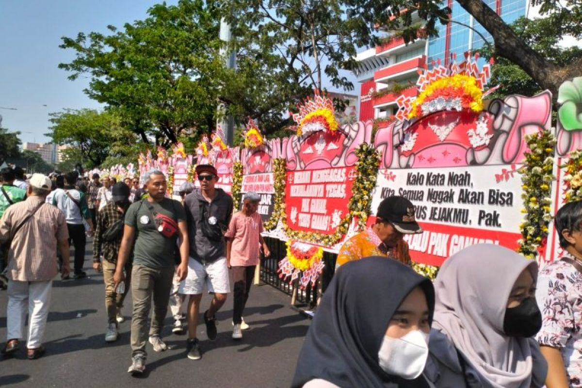 Beragam karangan bunga penuhi bagian depan Kantor Gubernur Jawa Tengah