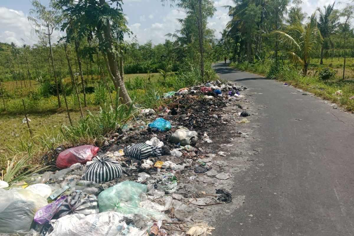 Tumpukan sampah kotori Jalan Nyerot Lombok Tengah