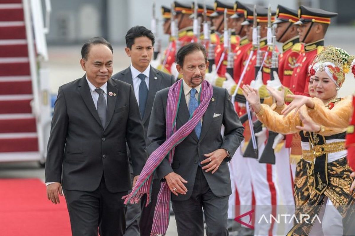 Presiden Jokowi didampingi Ibu Iriana sambut para tamu KTT ke-43 ASEAN