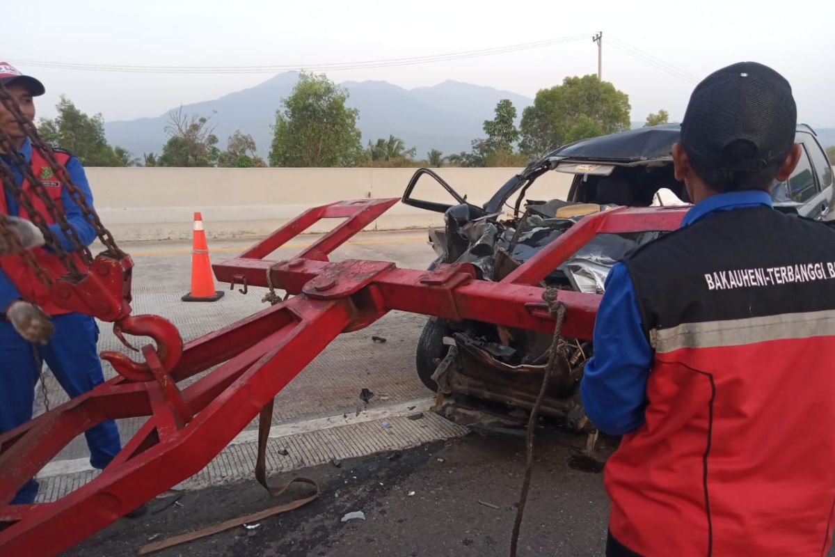 Mobil Sekretariat DPRD Pesisir Barat Lampung kecelakaan, seorang tewas