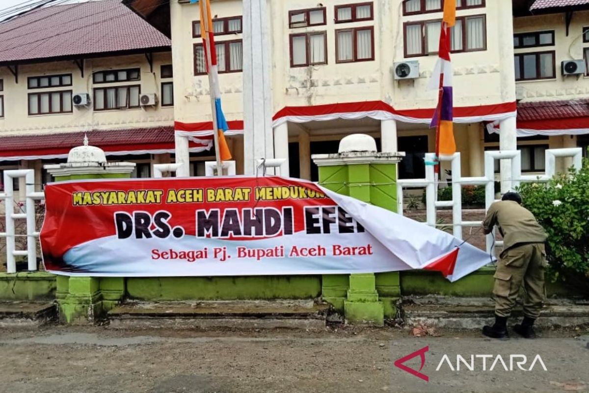 Satpol PP cabut spanduk ilegal pro kontra tolak dan perpanjang jabatan Pj Bupati Aceh Barat