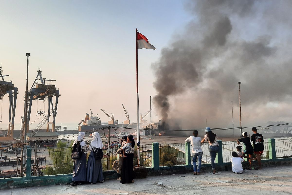 Warga antusias saksikan pemadaman kapal terbakar di Pelabuhan Merak