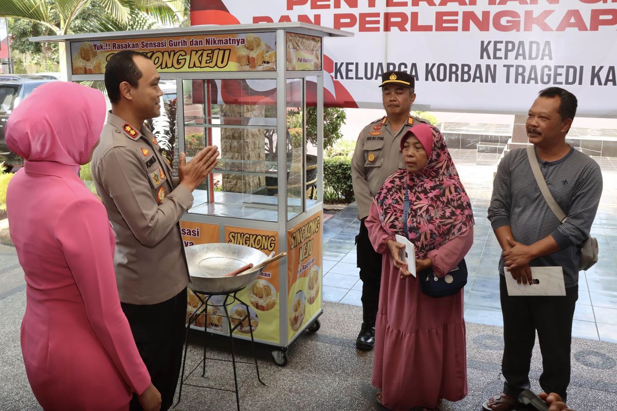 Polres Malang salurkan modal untuk keluarga korban Tragedi Kanjuruhan