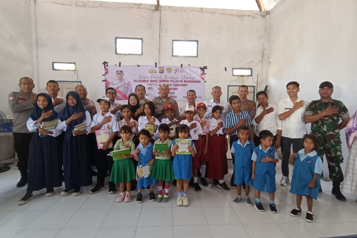 Polisi bagikan buku bacaan bagi siswa TK hingga SMP di Baubau