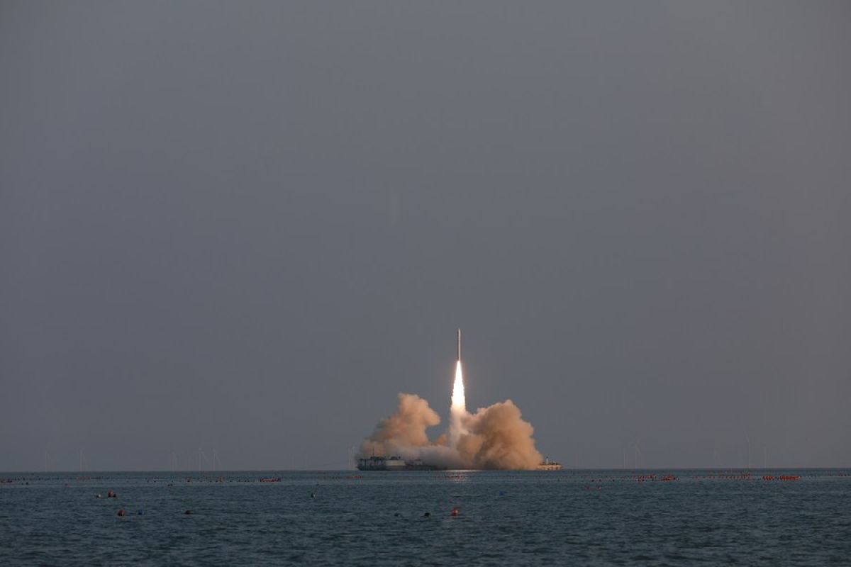 Roket komersial China luncurkan 4 satelit dari laut