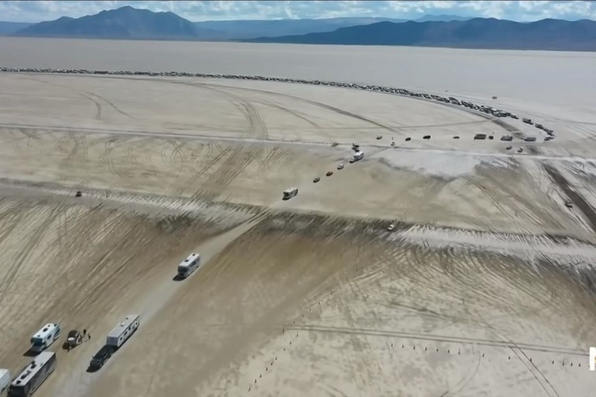 Pengunjung tinggalkan lokasi festival Burning Man yang berlumpur