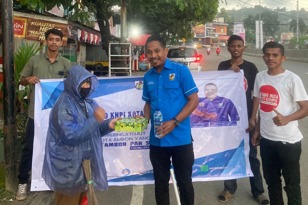 KNPI Ambon  bagikan makanan untuk pembersih jalan dan penarik becak