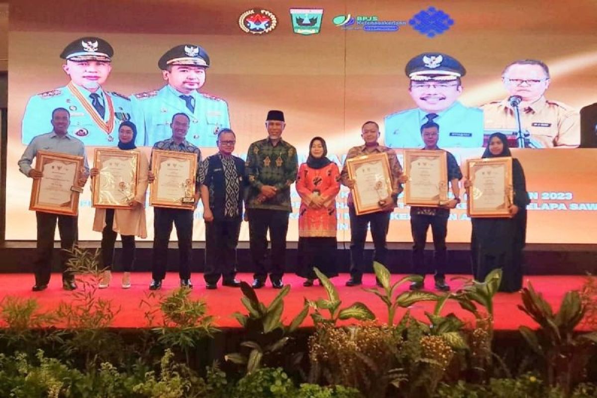 PT Agrowiratama Pasbar terima penghargaan Paritrana Award 2022 dari Gubernur