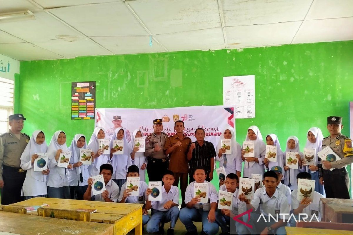 Polri Peduli Literasi, Kapolsek Sosopan distribusikan bantuan buku ke pelajar SMA
