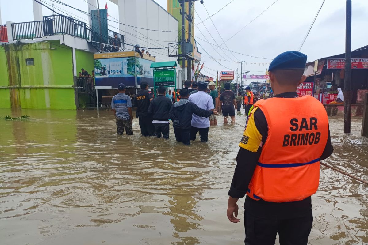 Polisi turun saat banjir di Pekanbaru, Kapolda: Ini salah satu tugas polisi