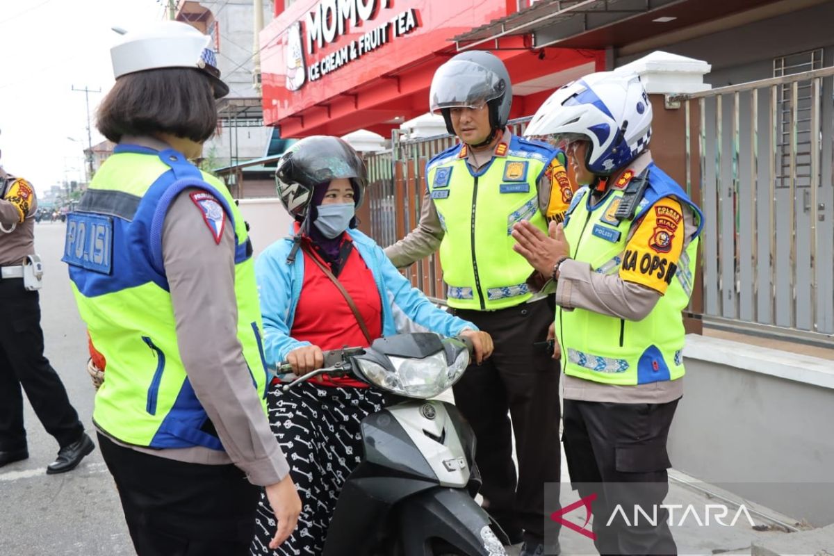 Kapolres Meranti tangkap basah pengendara tak gunakan helm dan spion