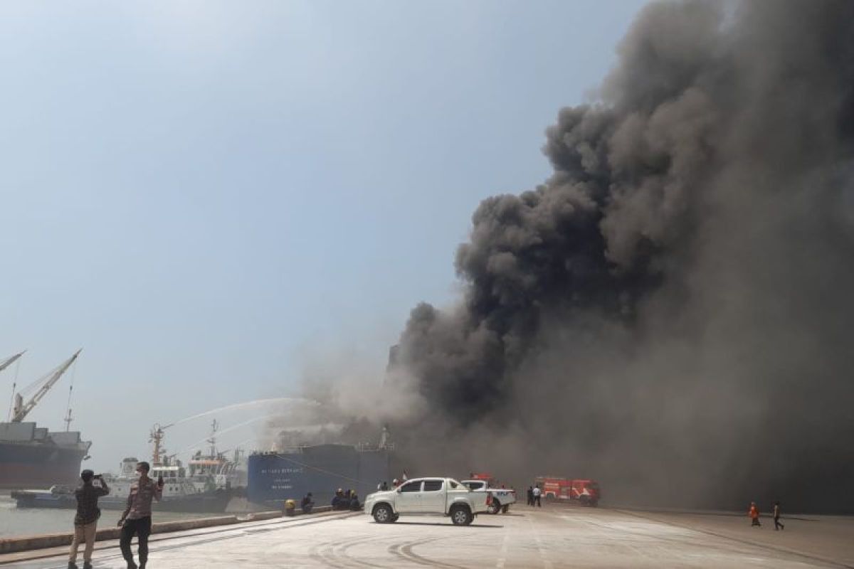 Evakuasi penumpang kapal terbakar di Cilegon gunakan "crane"