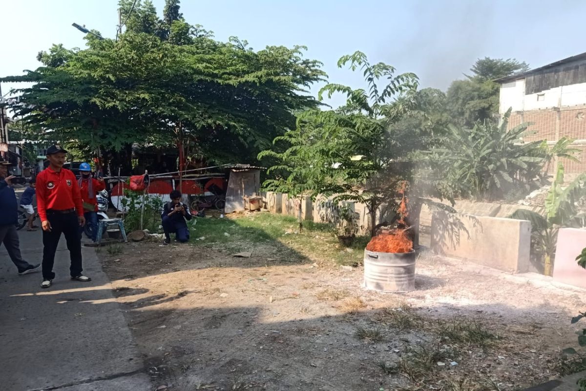 Gulkarmat DKI pasang stiker peringatan di wilayah rawan kebakaran