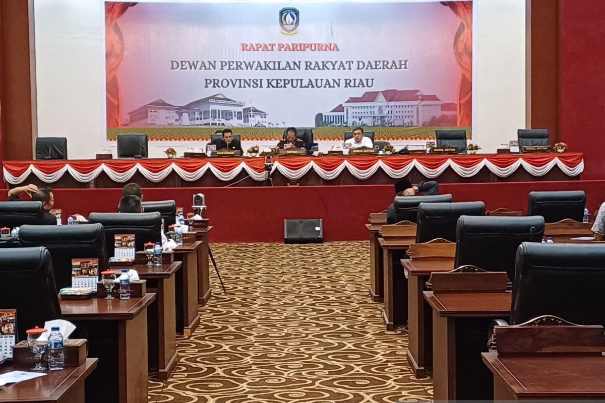 Gubernur Kepri, Ansar sampaikan Ranperda RUED 2023-2050 ke DPRD