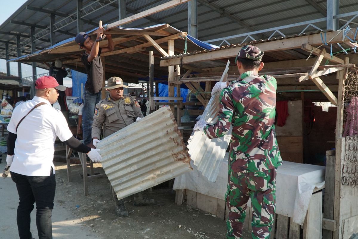 Dinas Perindagkop Jayapura tertibkan bangunan ilegal Pasar Youtefa