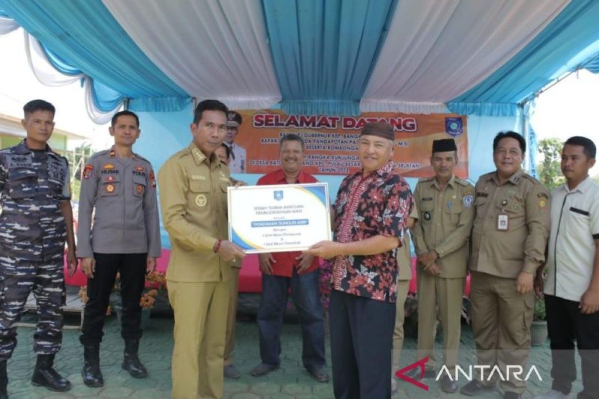 Babel serahkan penepung dan mesin pencetak pakan ke Pokdakan Batu Betumpang