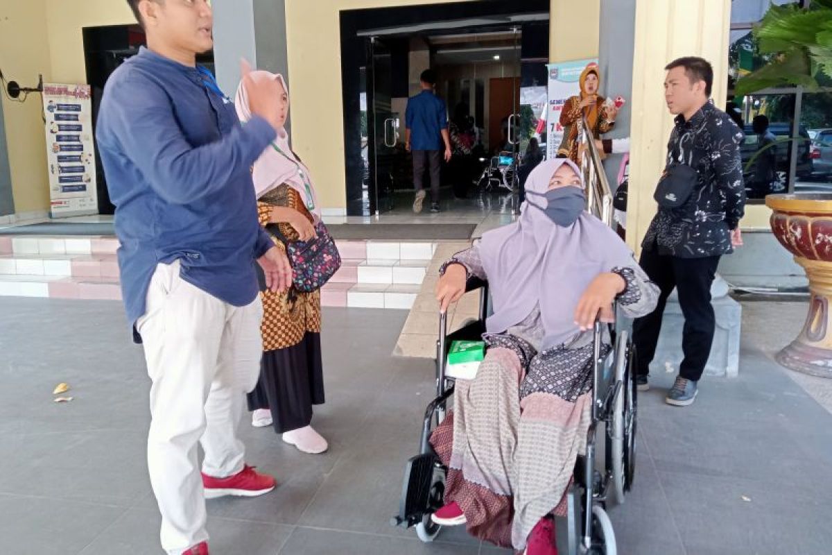 Baznas Kota Mataram menyerahkan bantuan kursi roda dan mesin jahit
