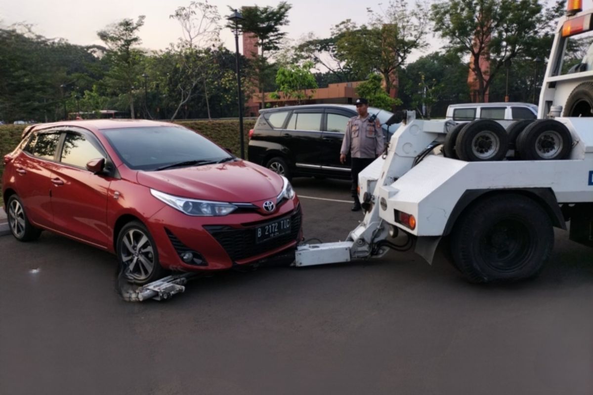 Kendaraan yang parkir liar di sekitar TMII diderek petugas