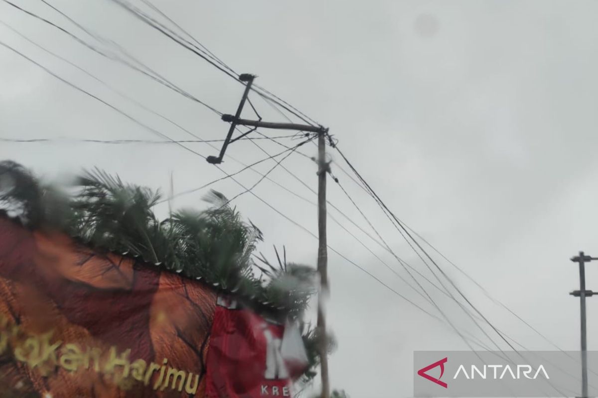 Angin kencang patahkan tiang jaringan listrik, sejumlah desa di Tebingtinggi Barat padam