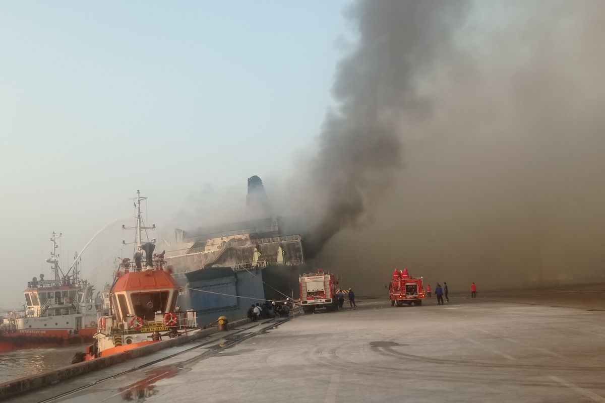 Lima penumpang kapal terbakar Merak dirujuk ke rumah sakit