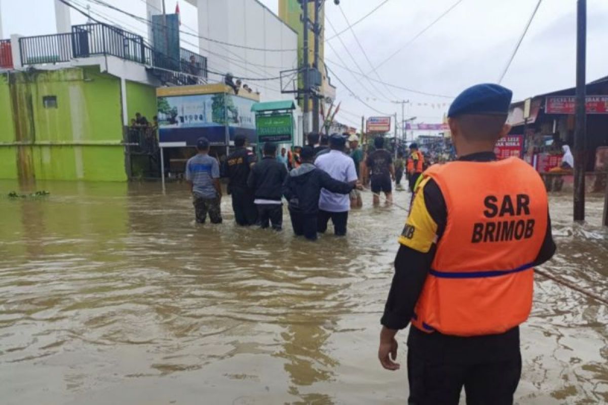 Sejumlah jalan di Pekanbaru banjir akibat hujan dari pagi hingga siang