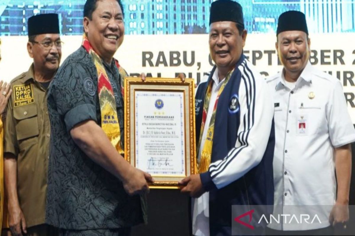 Gubernur Kalimantan Selatan terima penghargaan dari BNN