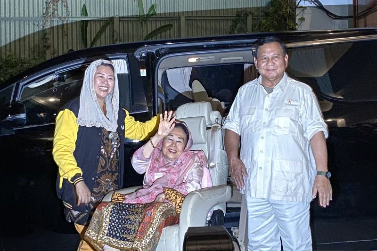 Sinta Nuriyah turut menyambangi kediaman Prabowo Subianto