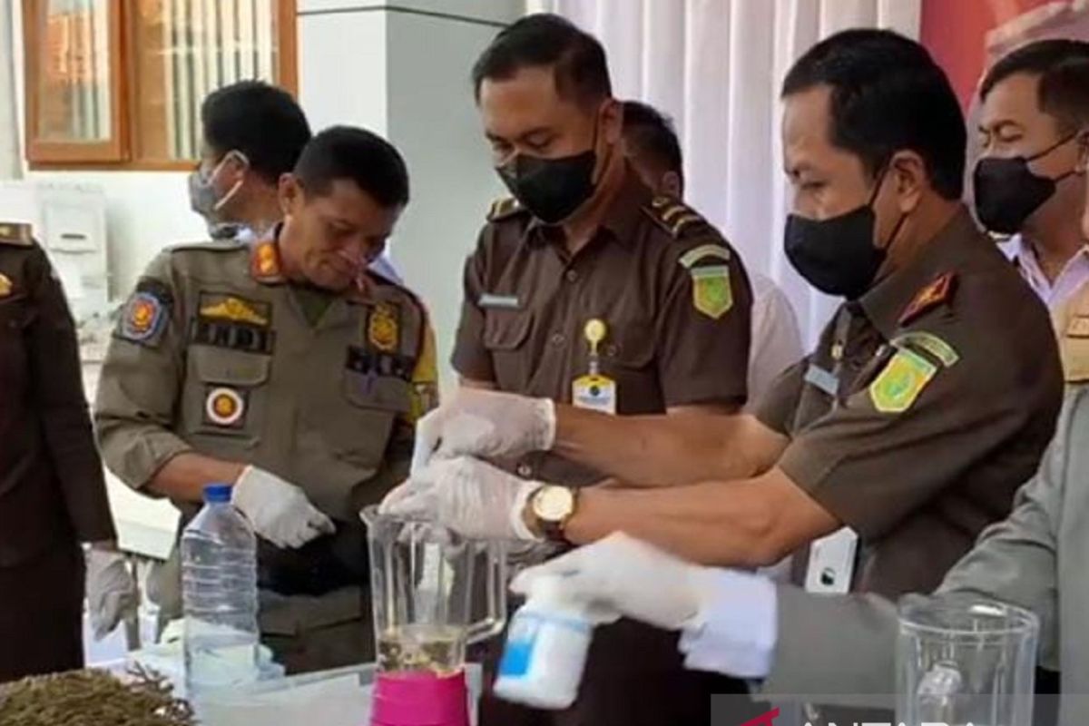 Kejari Sukabumi musnahkan barang bukti dari berbagai kasus kriminal sepanjang 2023