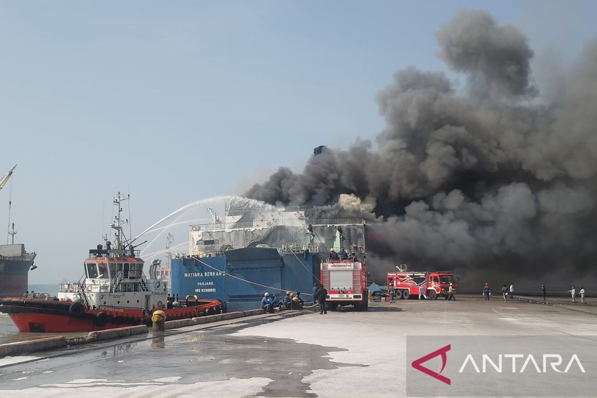 KMP Mutiara Berkah terbakar di Pelabuhan Indah Kiat Merak, Banten