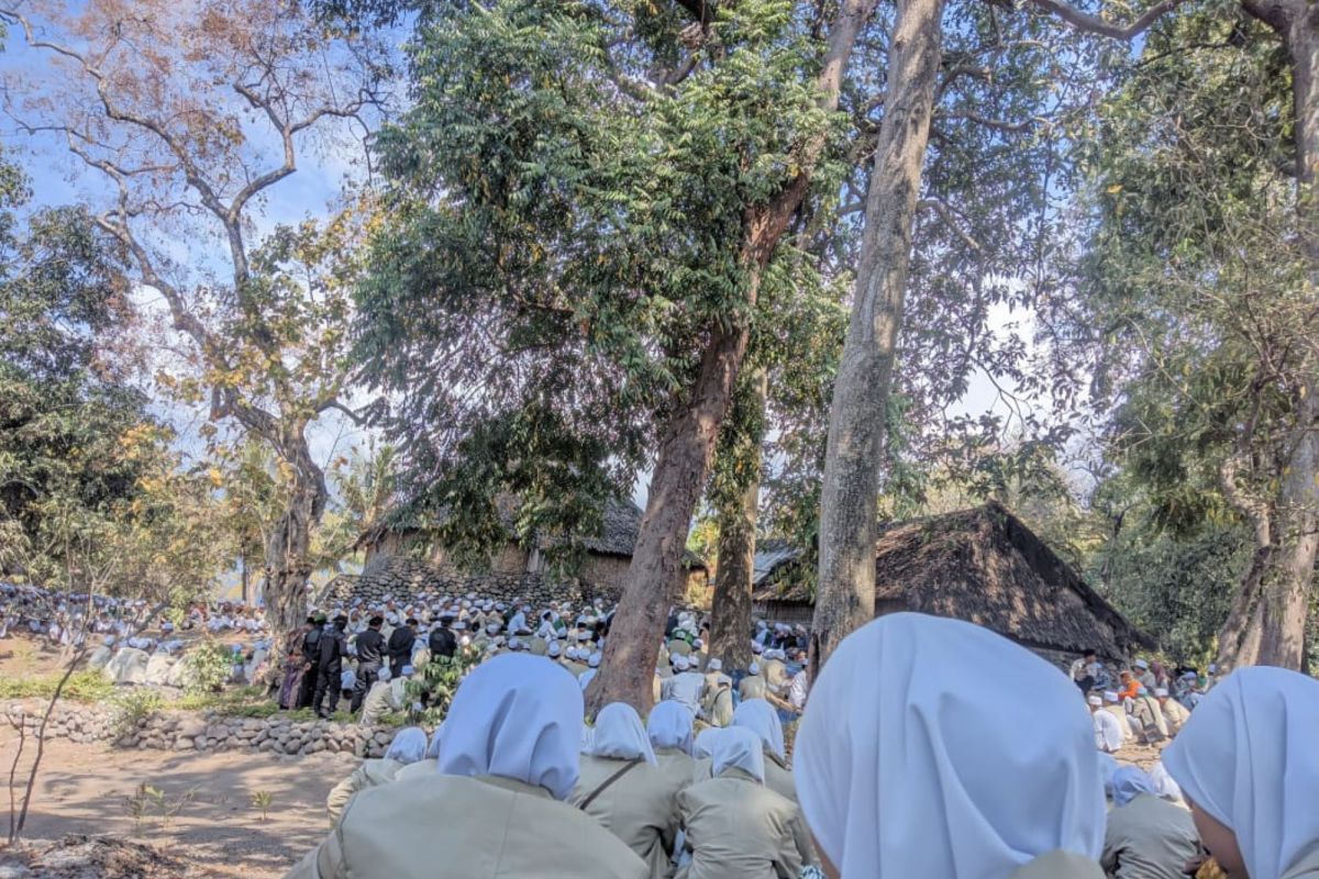 Ribuan Santri MDQH NW ziarah ke makam para ulama di Lombok