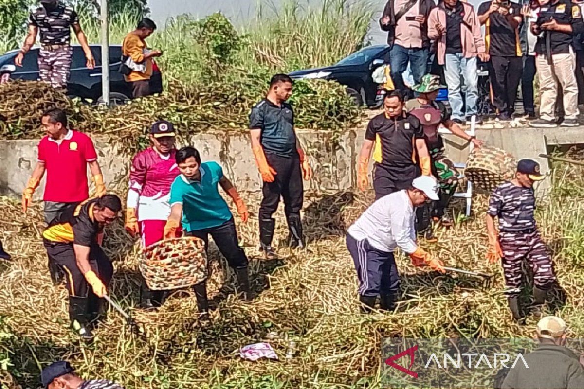 TNI AL bersih-bersih aliran sungai antisipasi banjir saat musim hujan