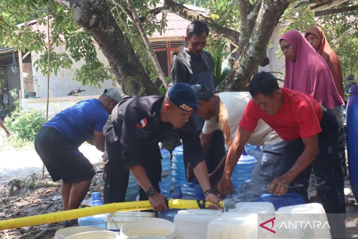 Brimob Kalbar bagikan air bersih di Kota Singkawang