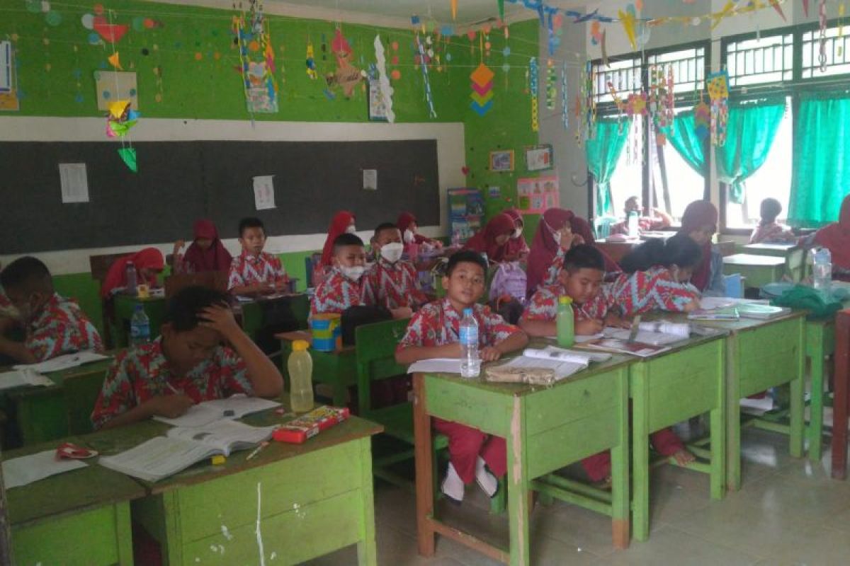 Dispen Kayong Utara wajibkan guru dan siswa pakai masker