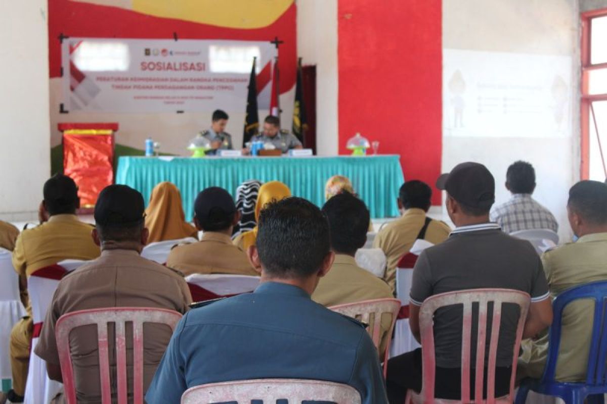 Imigrasi Wakatobi sosialisasi pencegahan TPPO di Pulau Kaledupa Sultra