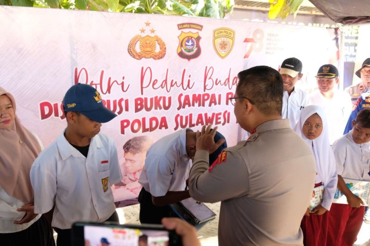 Polda Sulawesi Tenggara gelar Baksos pemeriksaan kesehatan warga di Saponda Laut