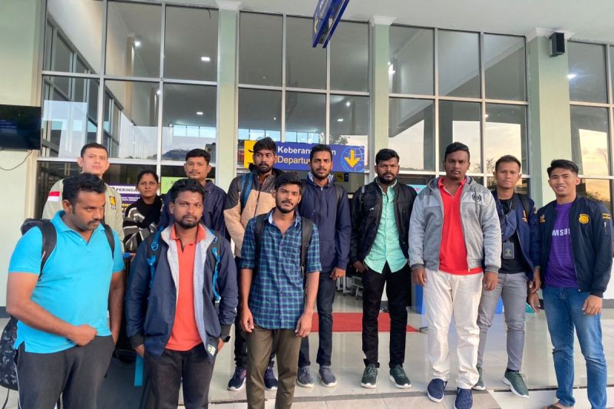 Imigrasi Baubau deportasi sembilan WNA India yang ditemukan di Buton