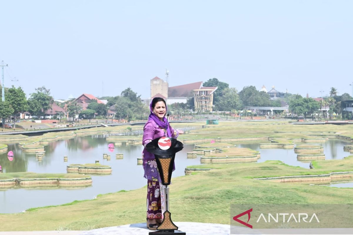 Iriana Jokowi perlihatkan mini Indonesia kepada pendamping ASEAN-mitra