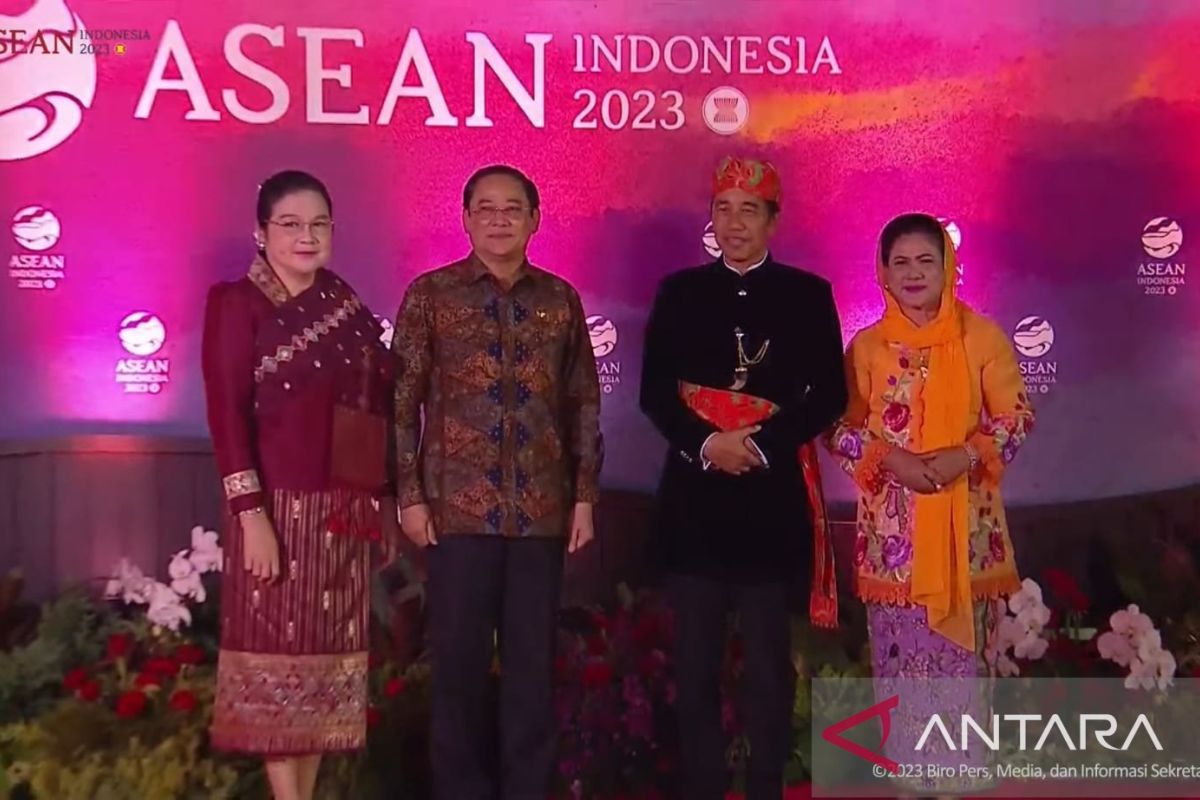 Presiden Jokowi-Iriana berbusana adat Betawi saat Gala Dinner ASEAN
