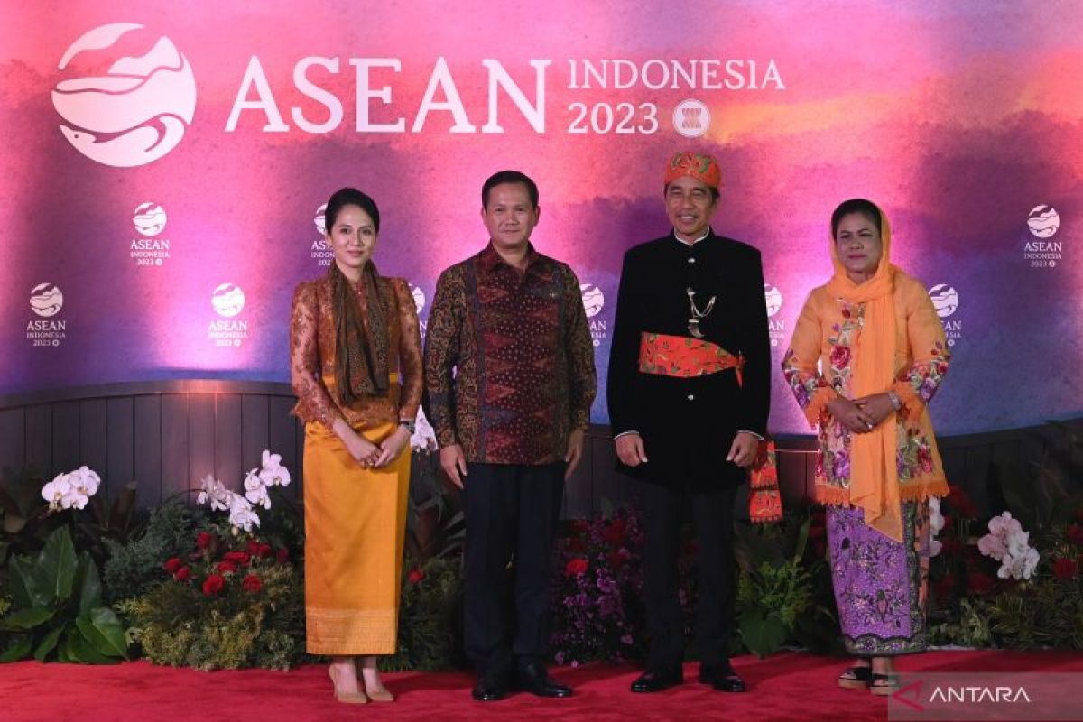 Presiden Jokowi bersama Ibu Iriana berbusana adat Betawi saat Gala Dinner ASEAN