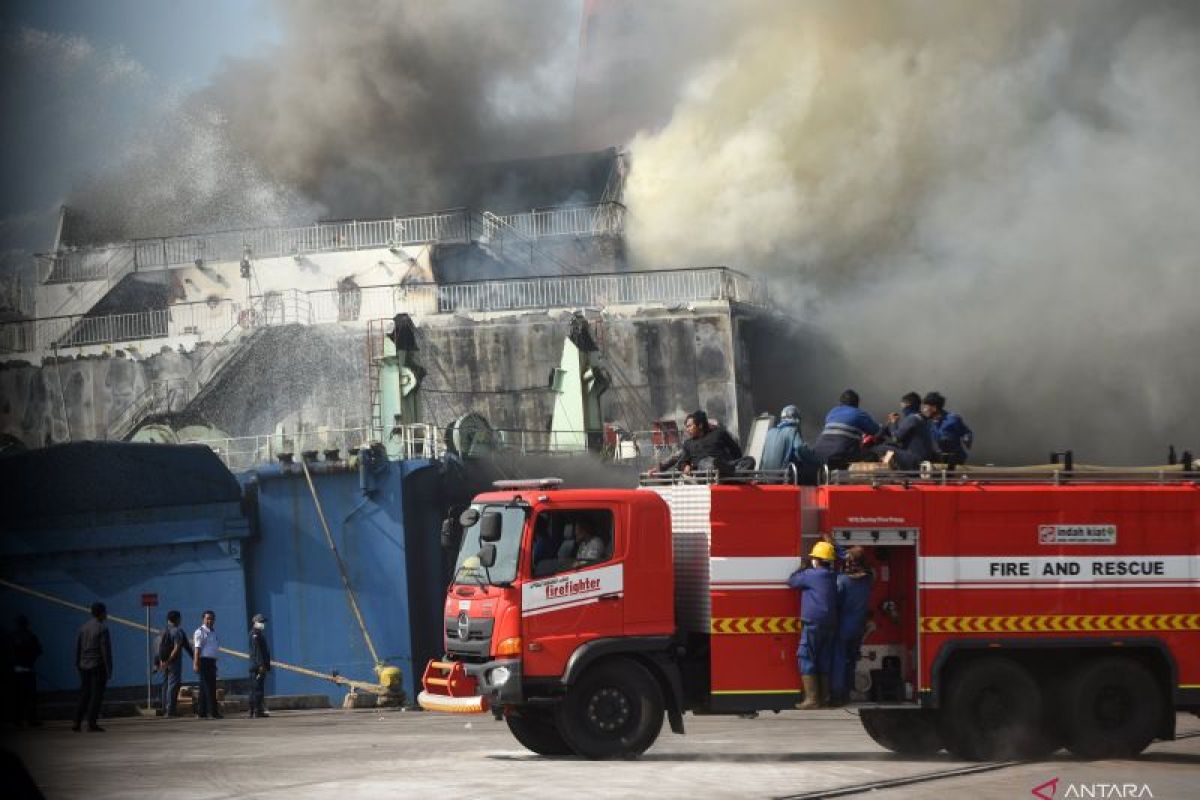 Evakuasi penumpang kapal terbakar di Cilegon gunakan 