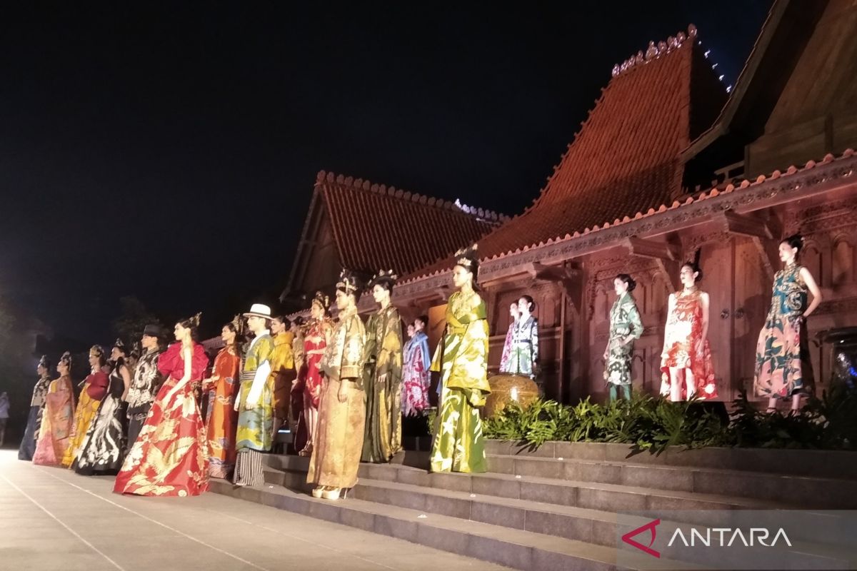 Desainer Denny Wirawan tampilkan batik Kudus lewat Sandyakata Smara