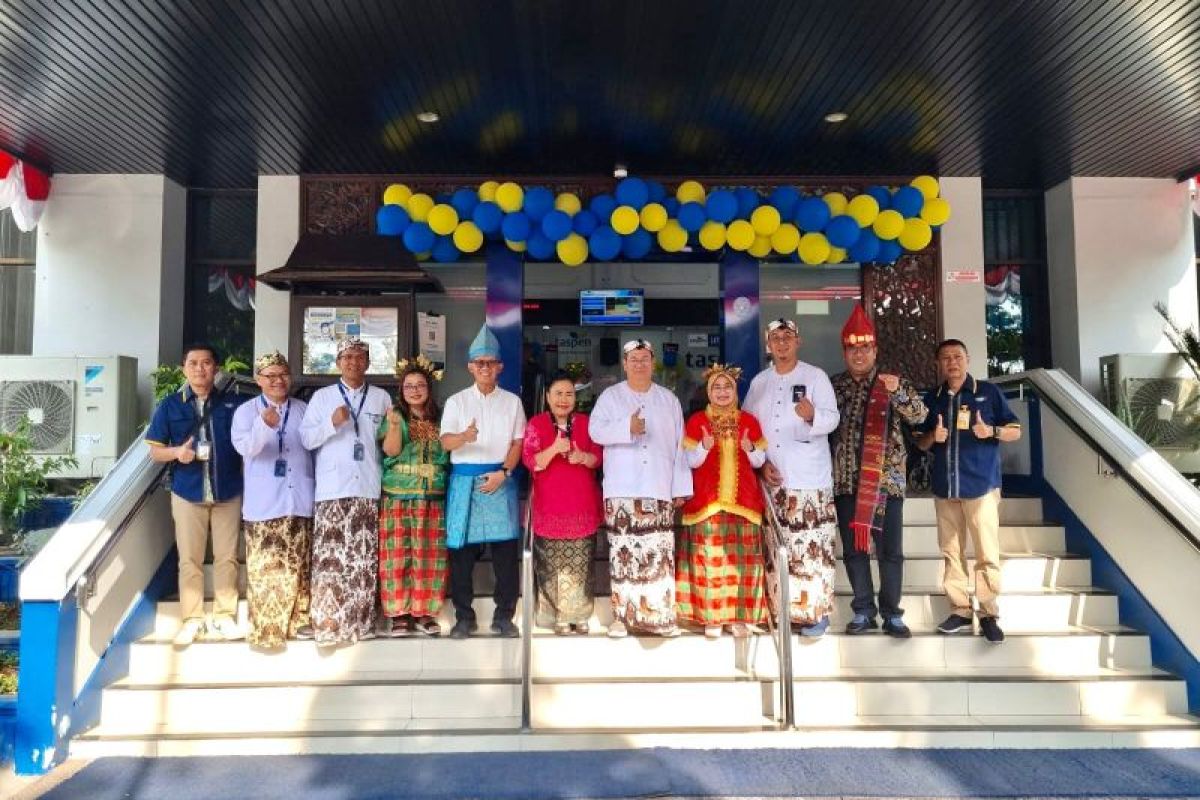Komisaris Utama Taspen sambut Hari Pelanggan Nasional dengan berikan pelayanan langsung