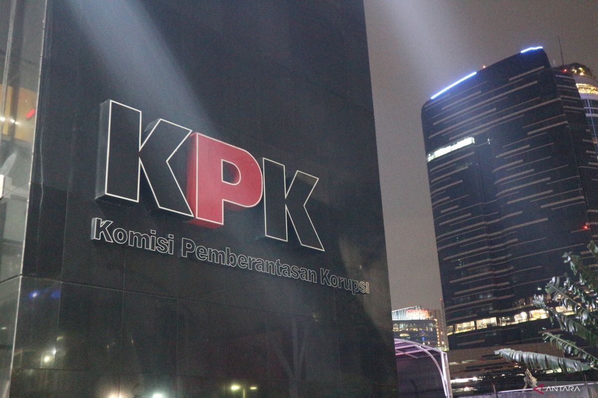 KPK periksa tersangka korupsi penyaluran bansos