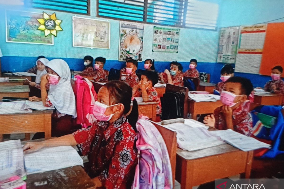 Sekolah di Palembang bagikan masker lindungi siswa dari asap karhutla